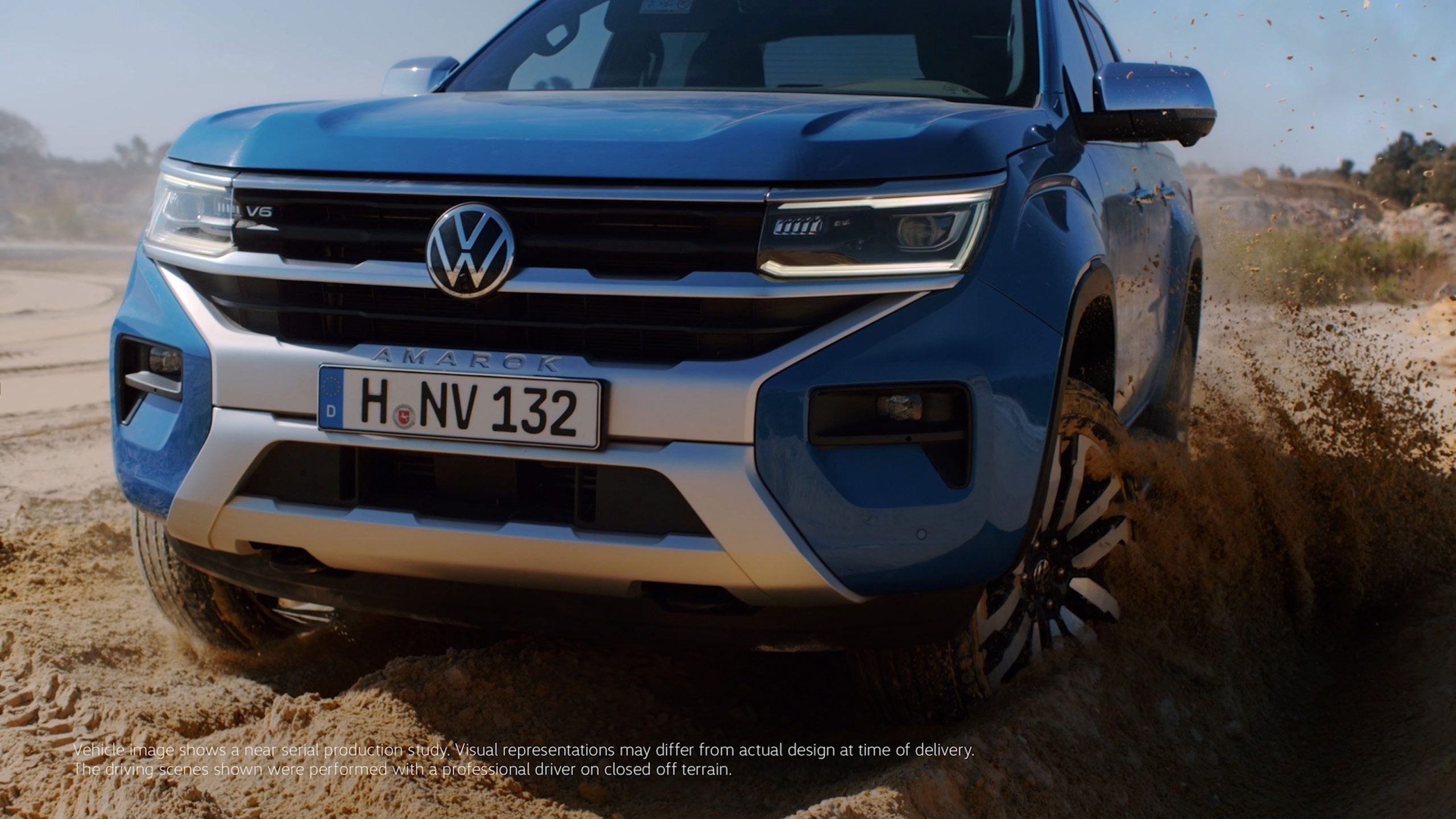 VW Amarok fährt im Gelände