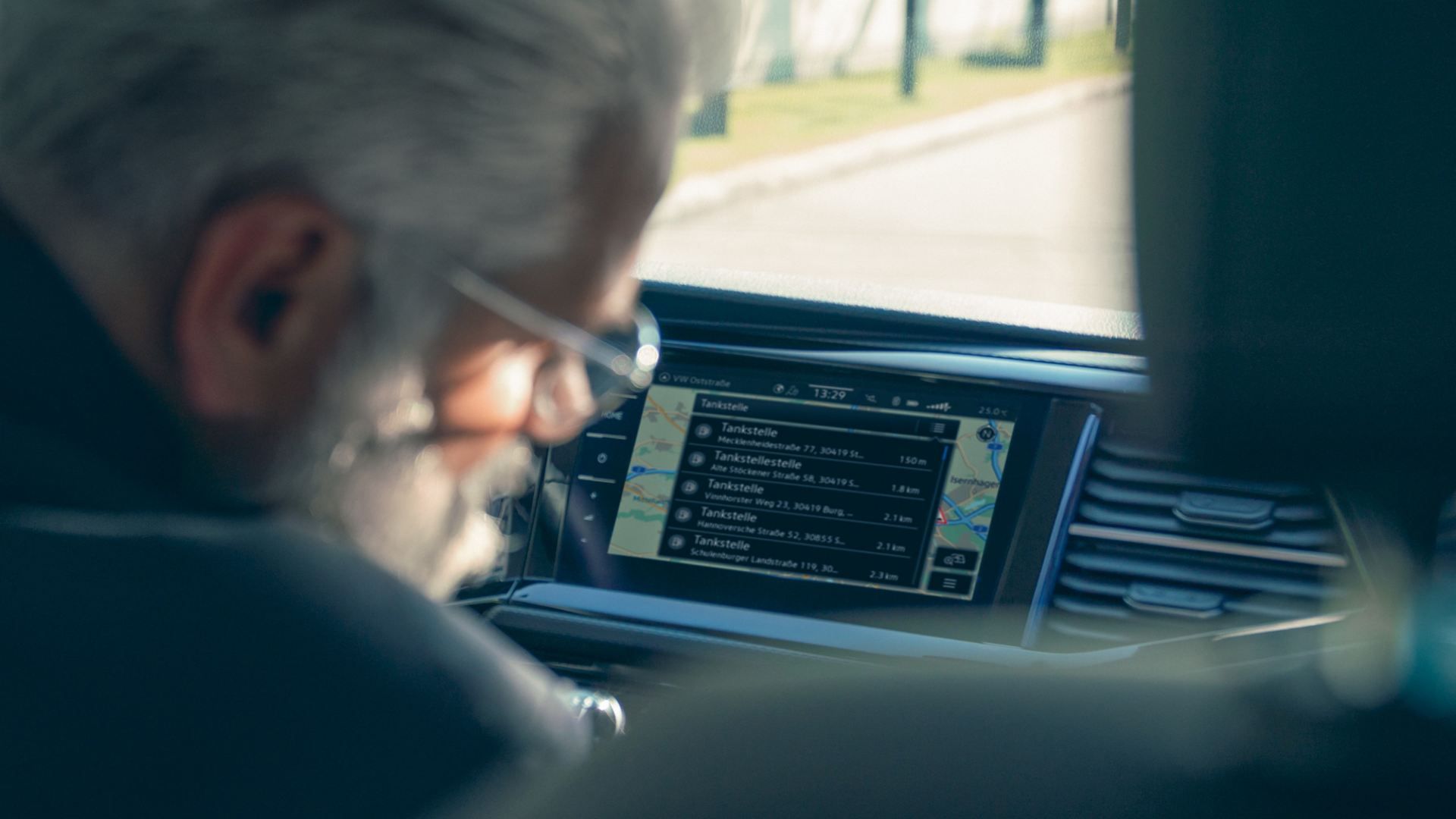 Zu sehen ist eine Frau die die VW We Connect App auf einem Smartphone bedient 