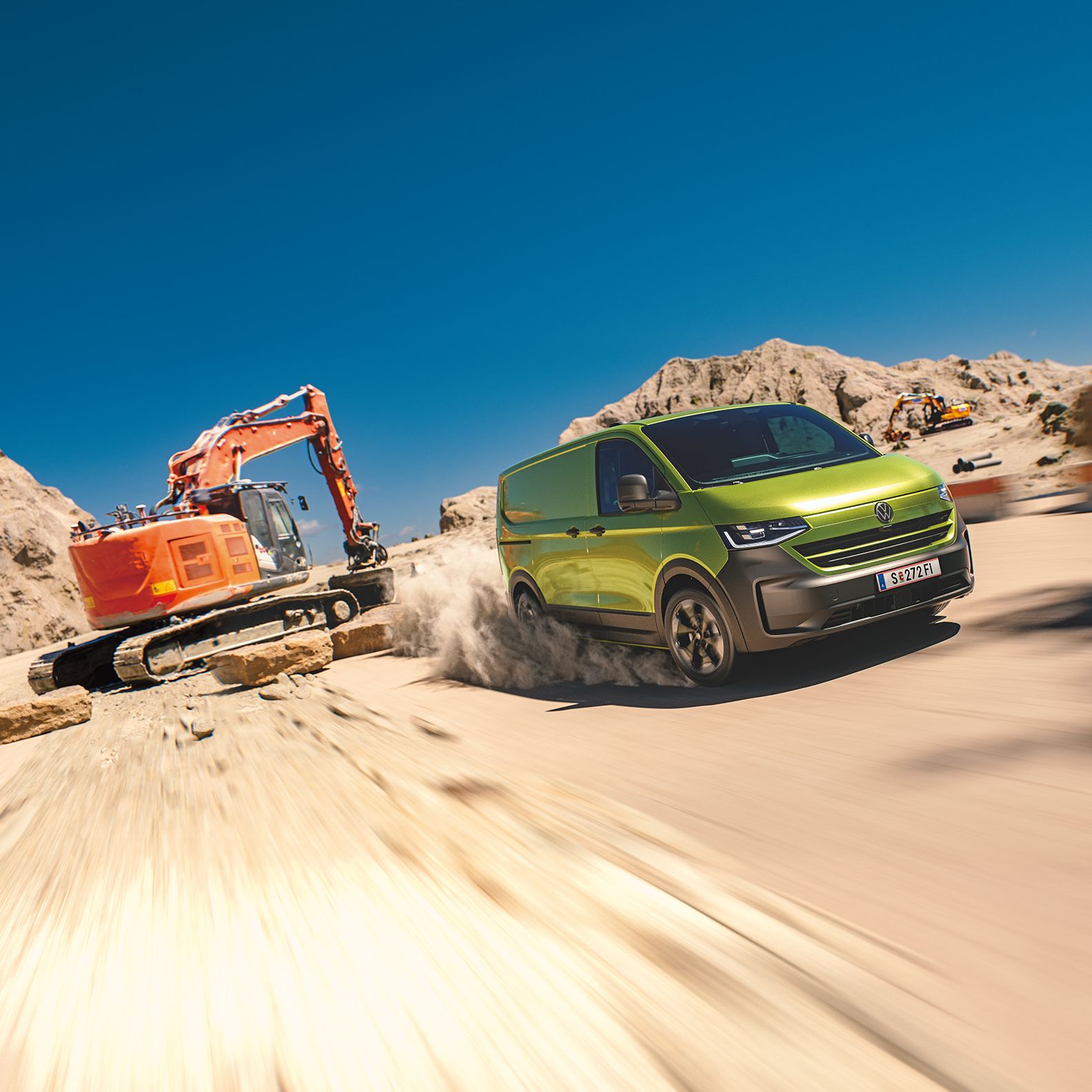 Volkswagen Transporter projíždí pískem