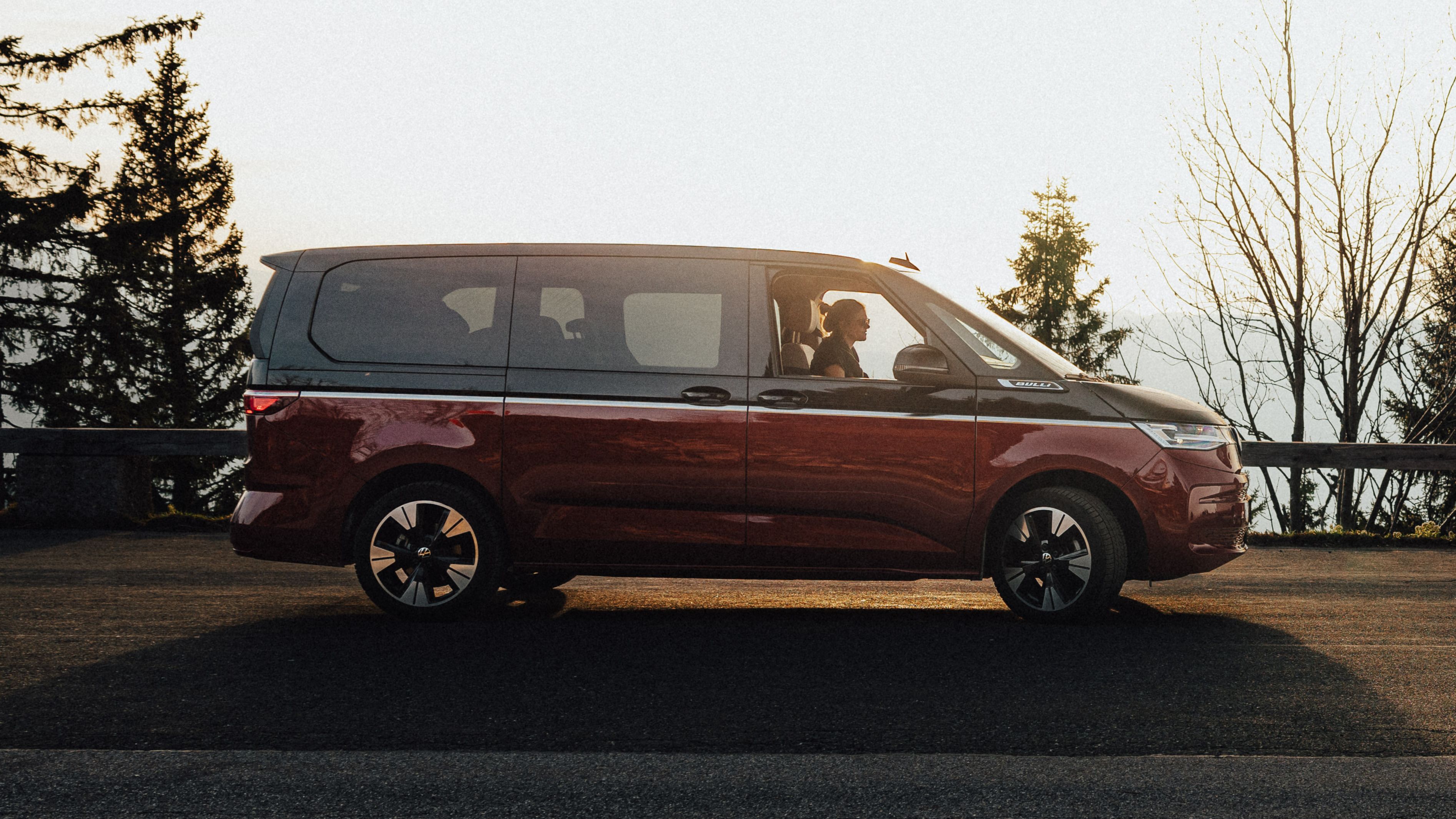 Volkswagen Multivan a Bulli T1 stojí proti sobě