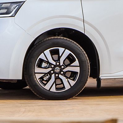 Volkswagen Transporter s otevřenými zadními výklopnými dveřmi