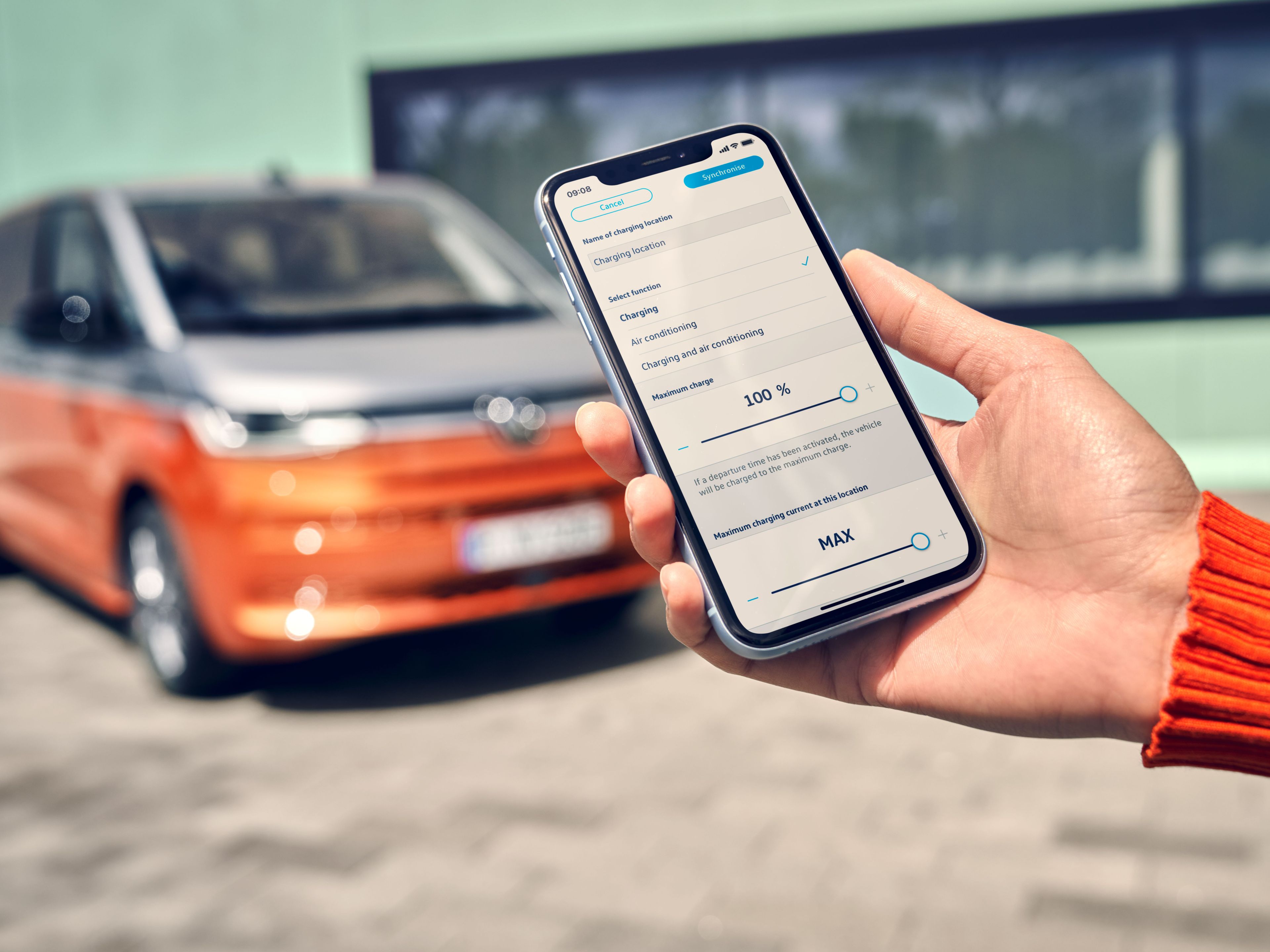 Smartphone ist via Kabel mit dem VW Nutzfahrzeug verbunden