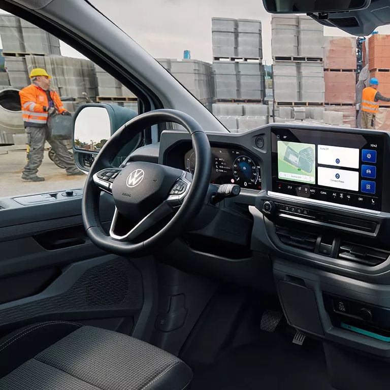 Interiér vozu Volkswagen Transporter se staveništěm v pozadí 