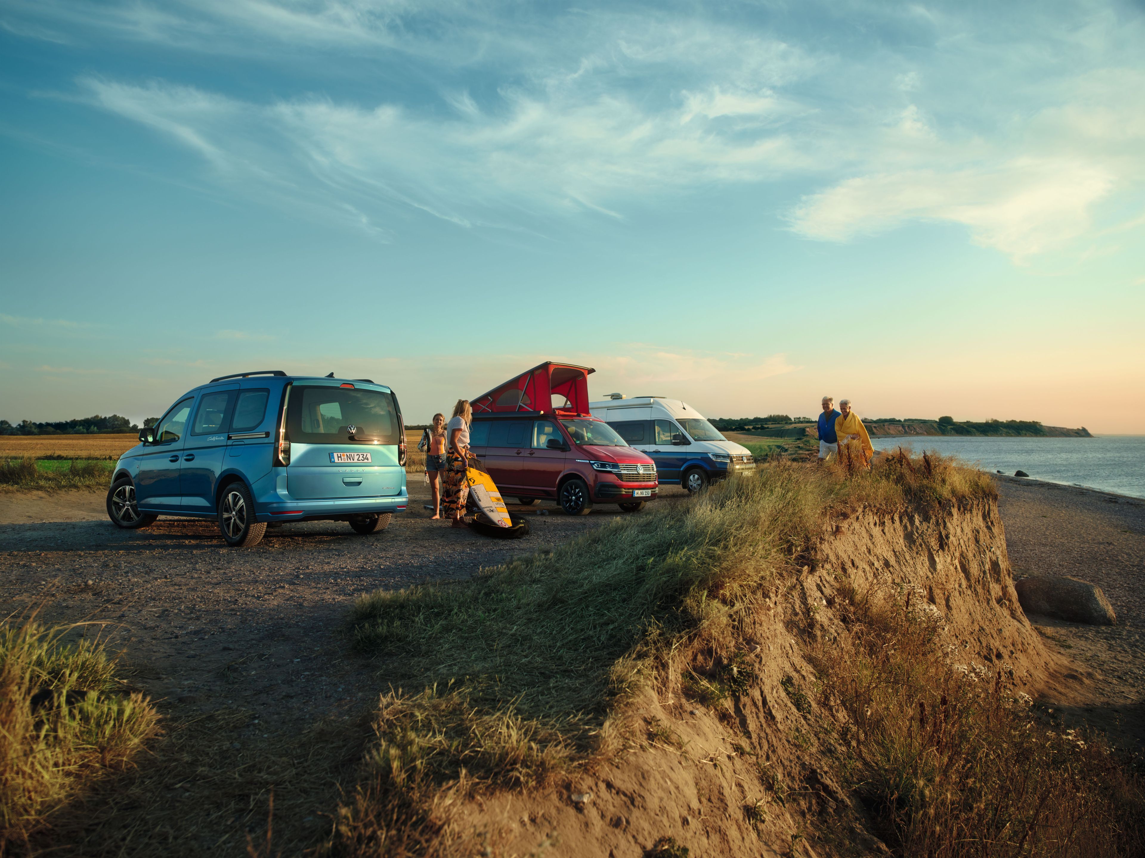Der VW Multivan steht an einer Ladesäule.