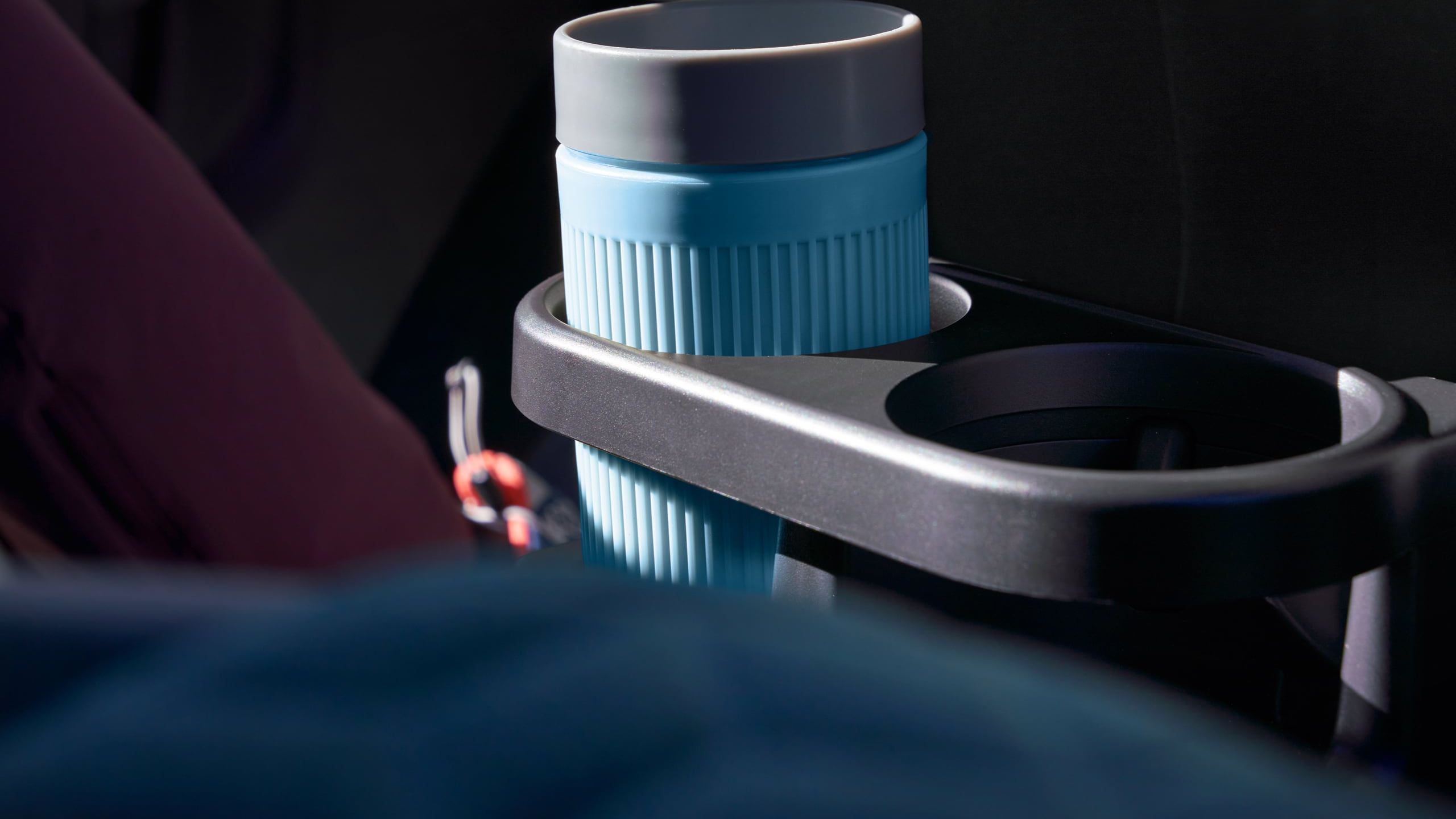 Interiér vozu Volkswagen ID. Buzz, detail termohrnek