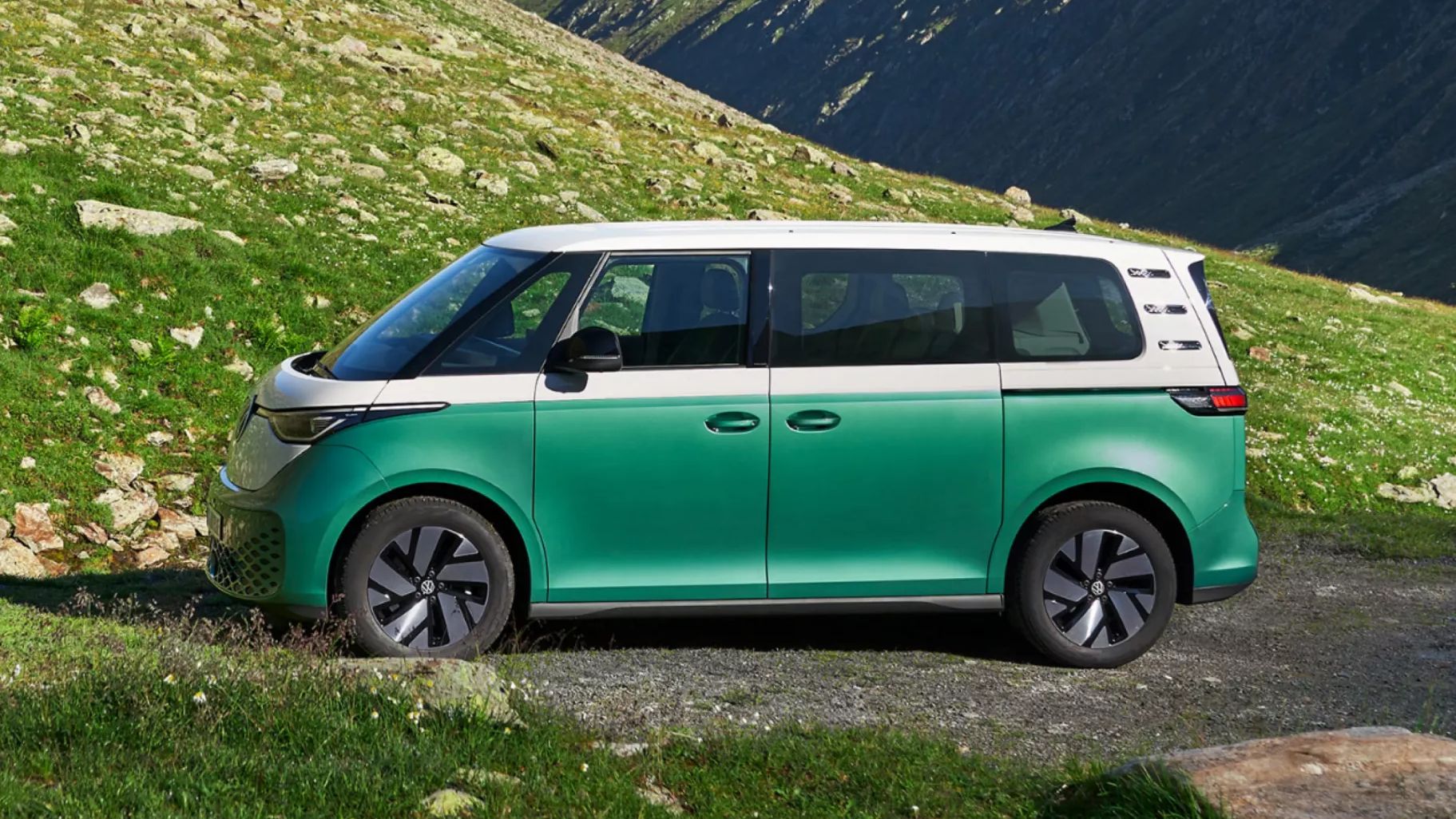 VW ID. Buzz steht in den Bergen