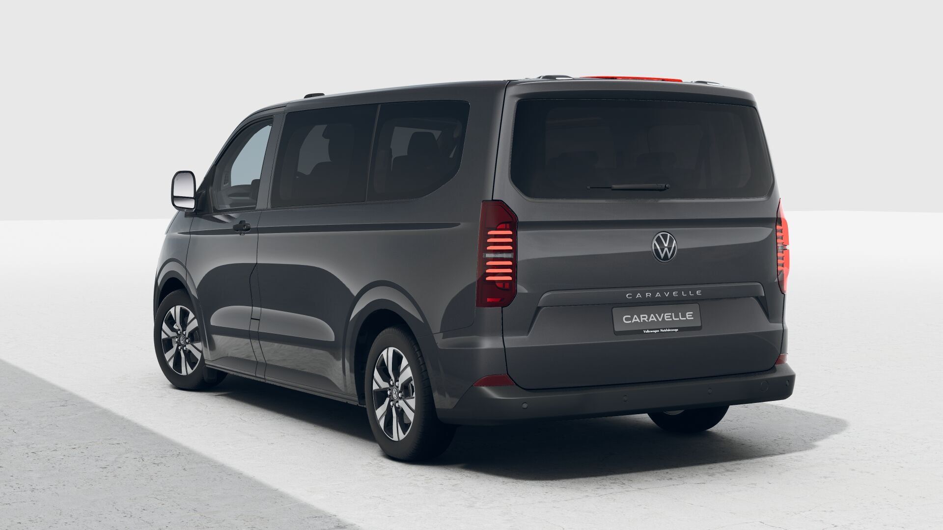 Volkswagen Caravelle v šedé barvě, se zatmavenými okny
