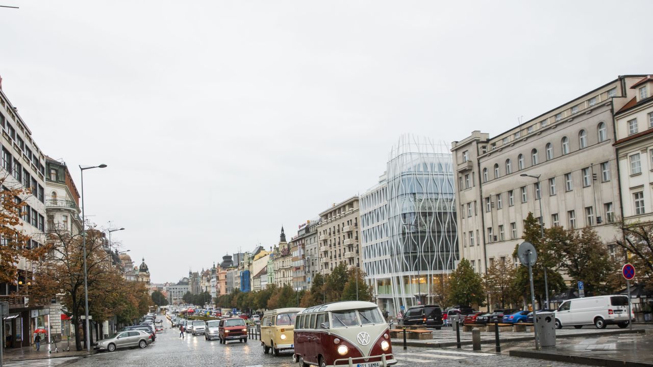 Centrem Prahy projelo 120 Transporterů všech generací