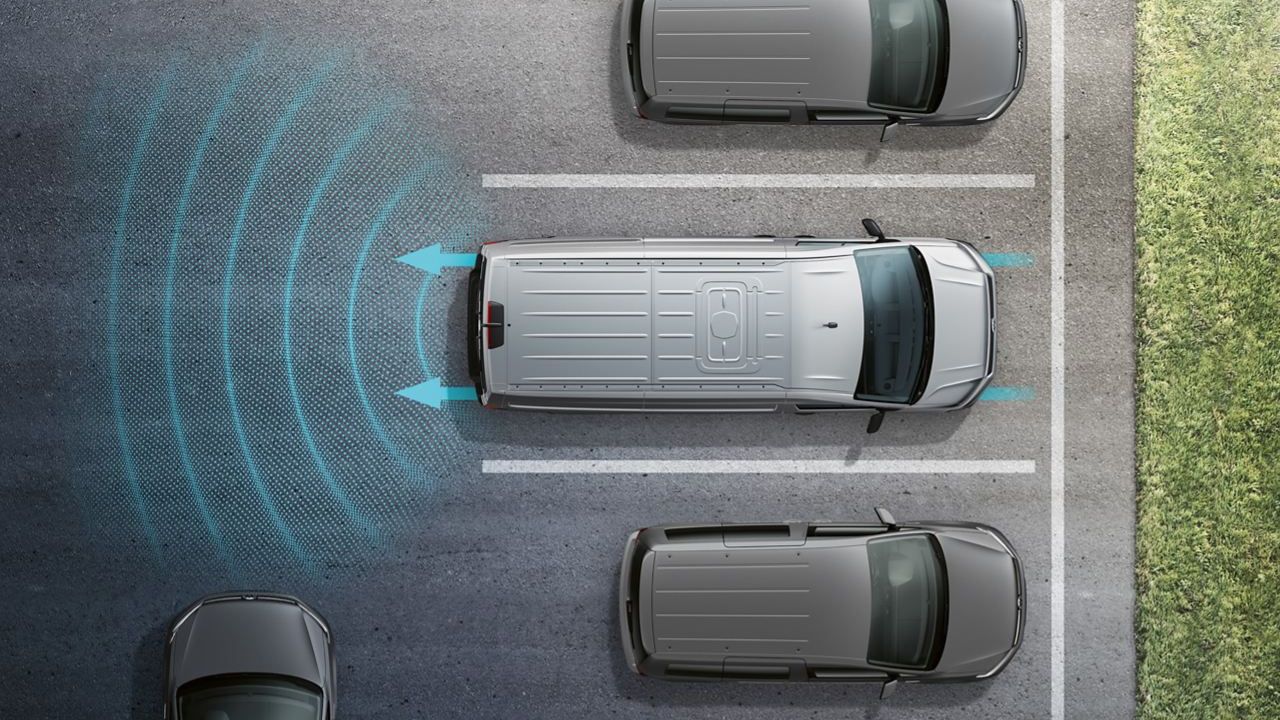 VW Modelle sind von oben zu sehen. Es wird die Funktionsweise eines Fahrerassistenzsystem dargestellt.