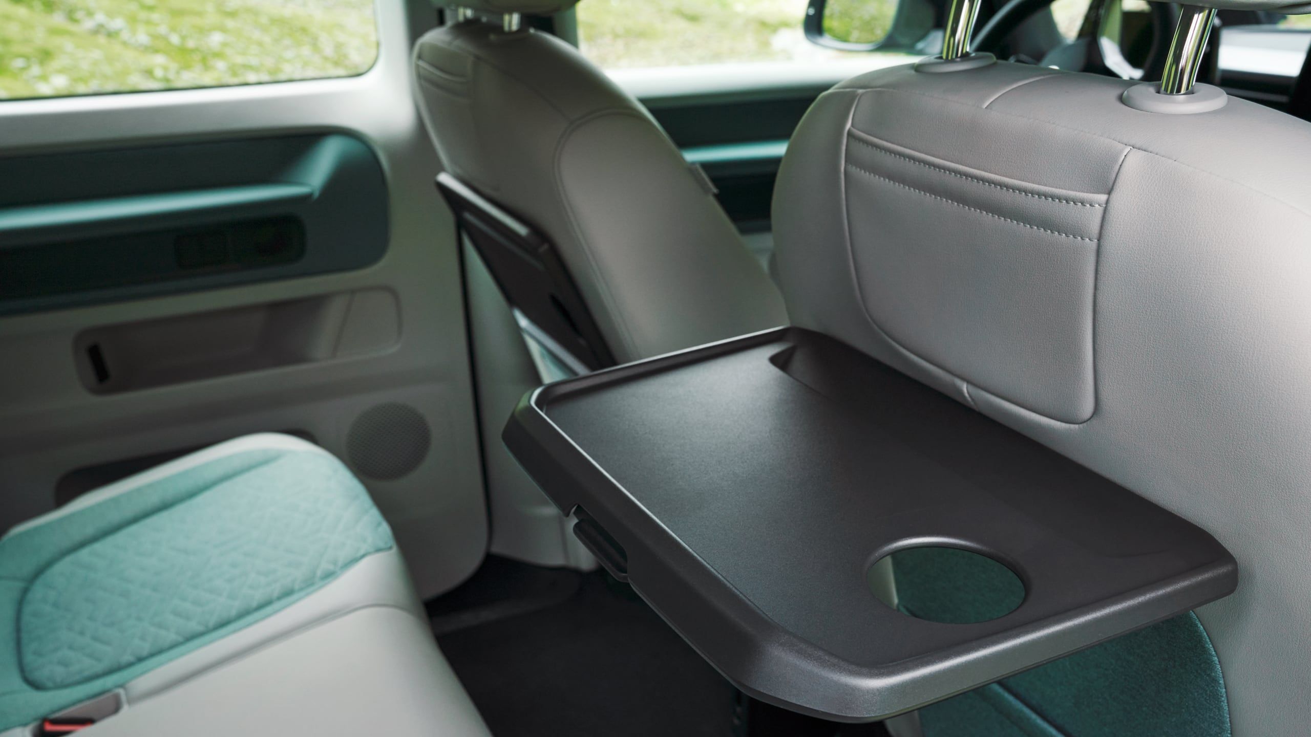 Interiér vozu Volkswagen ID. Buzz, detail sklopné stolky