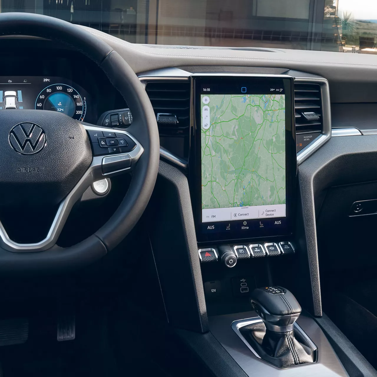 Pohled na volant a infotainment Displej vozu Amarok, digitální kokpit