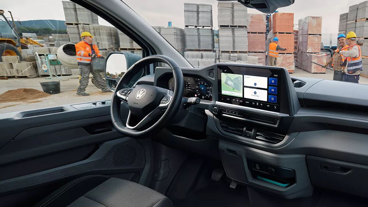 Interiér vozu Volkswagen Transporter se staveništěm v pozadí 