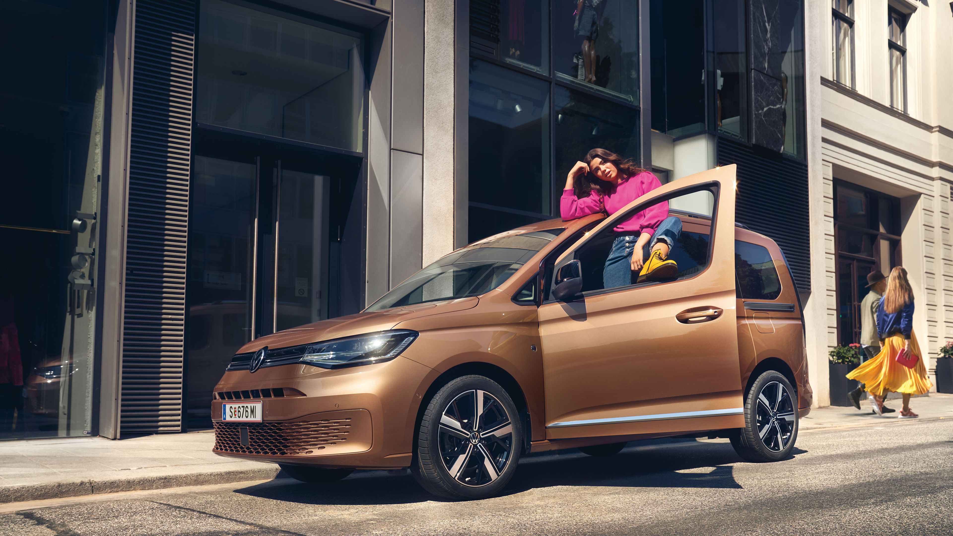 Zu sehen ist eine Frau die die VW We Connect App auf einem Smartphone bedient 