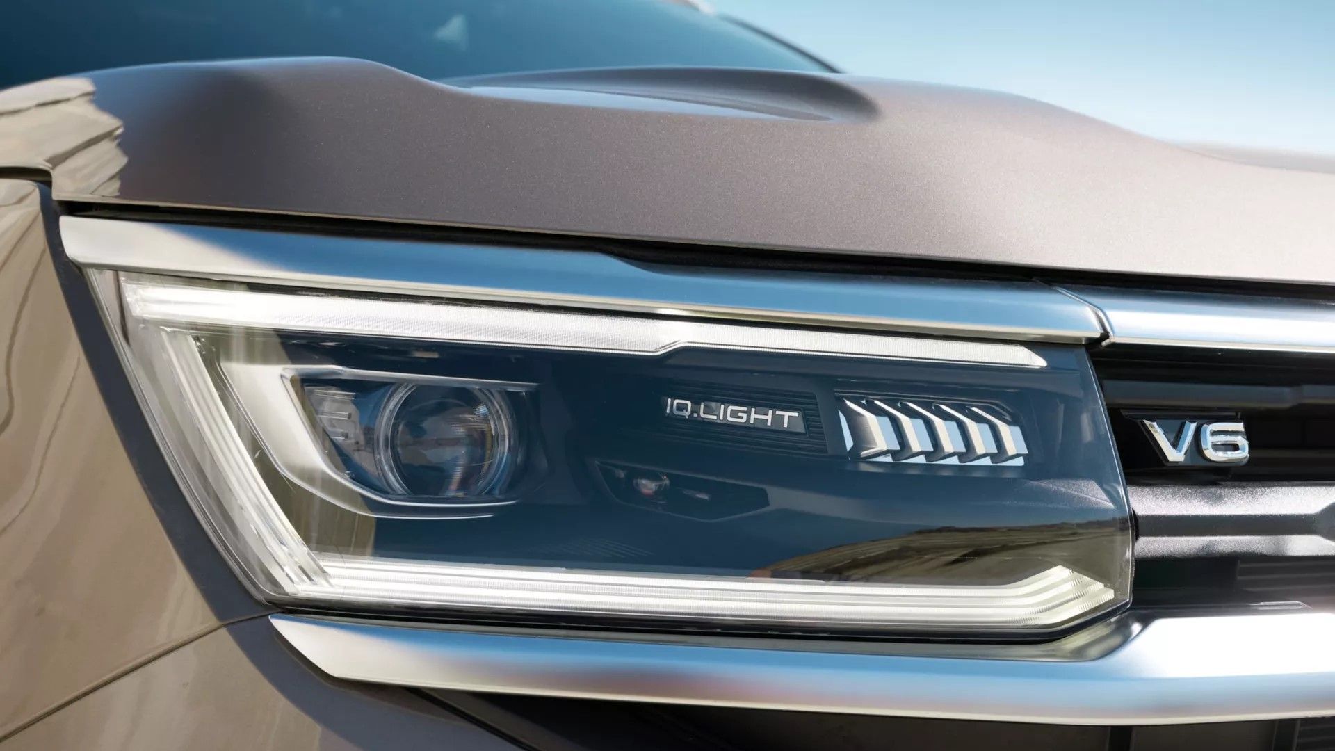 Volkswagen Amarok zepředu, IQ. Light světlomet, Pohled zblízka