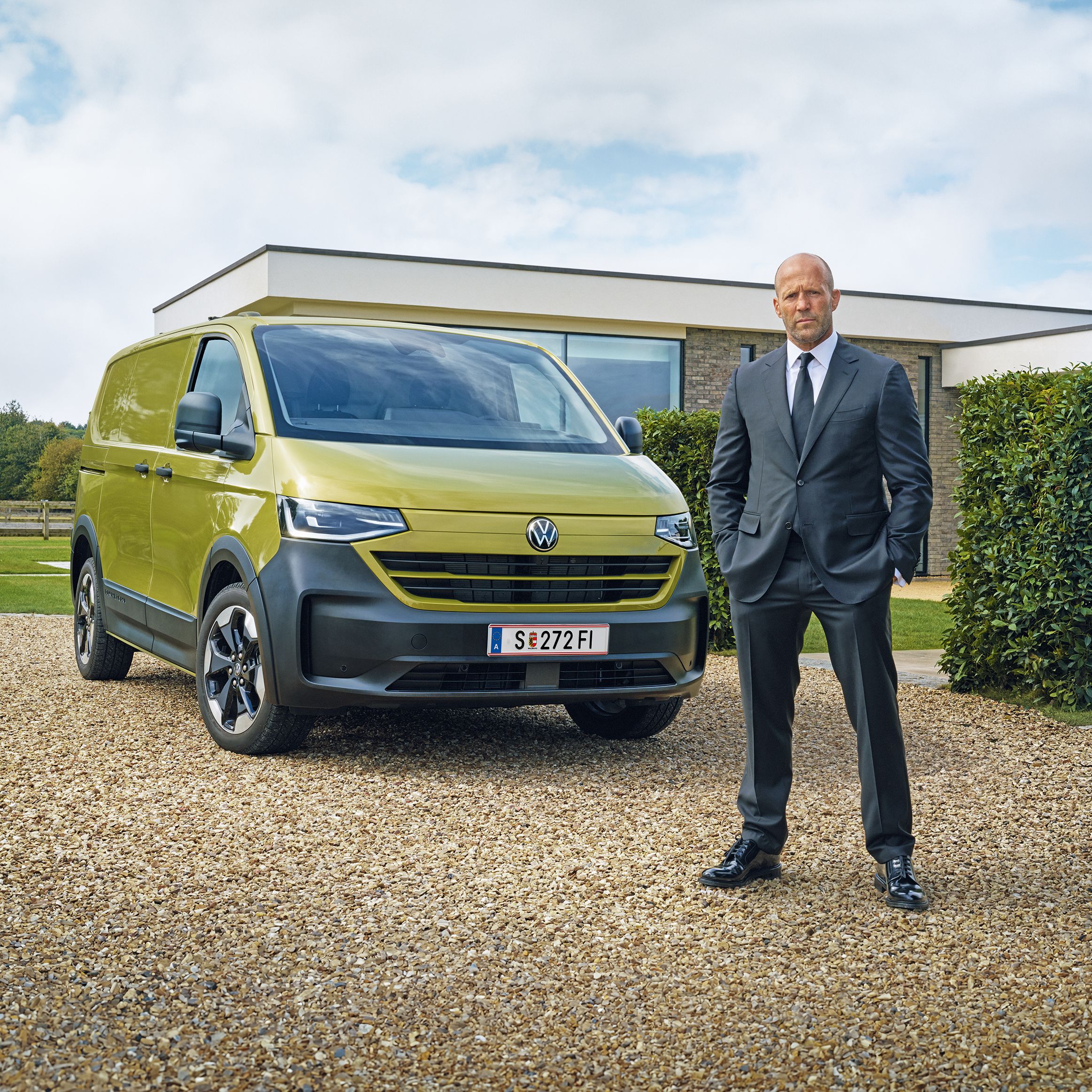 Nový Volkswagen Transporter s Jasonem Stathamem v popředí