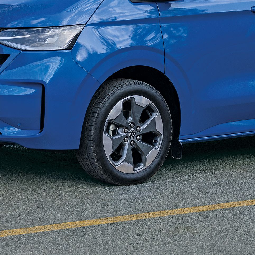 Nabíjení modrého Volkswagen e-Caravelle