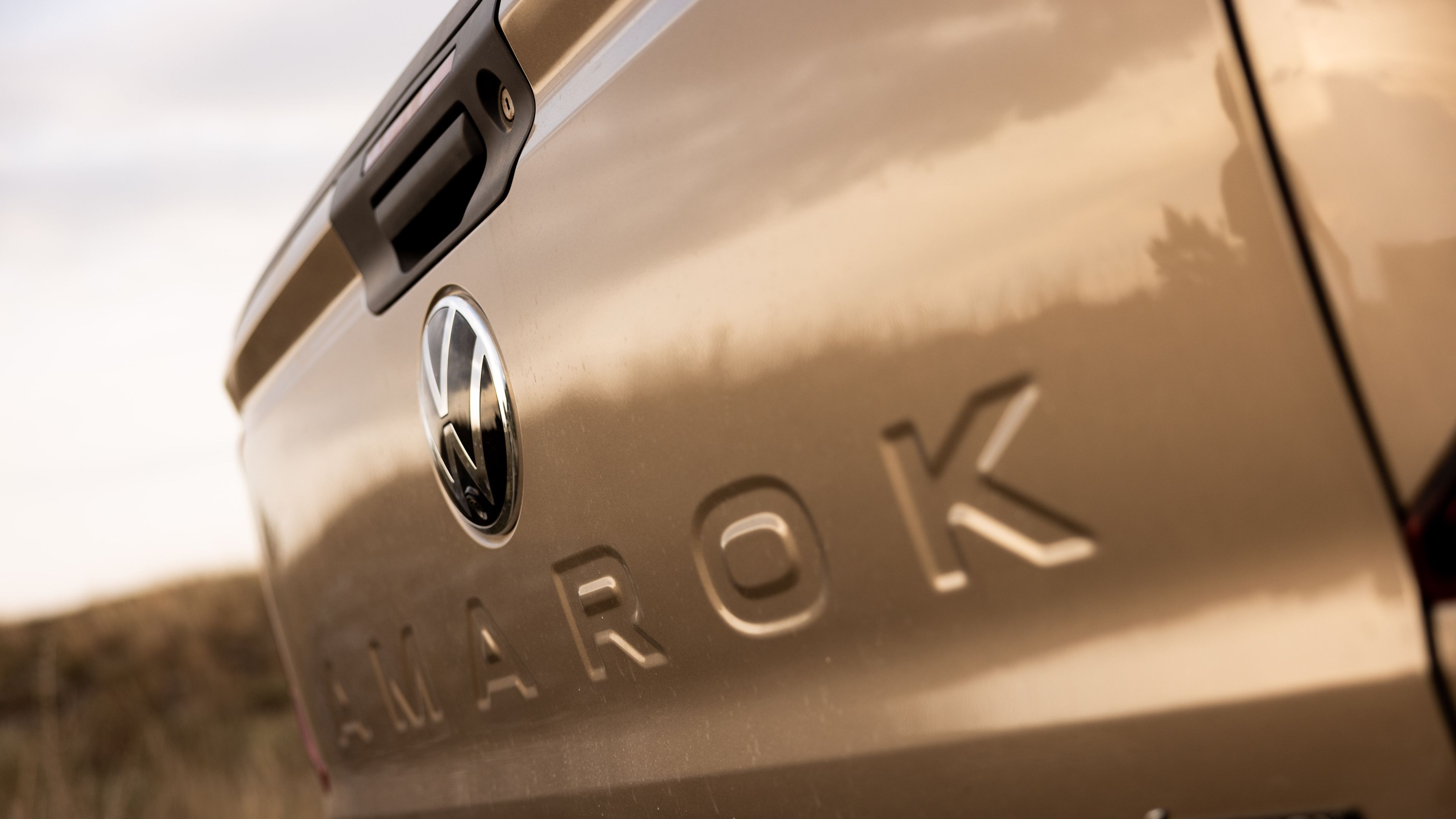 Nápis VW Amarok zezadu s logem VW a 4Motion
