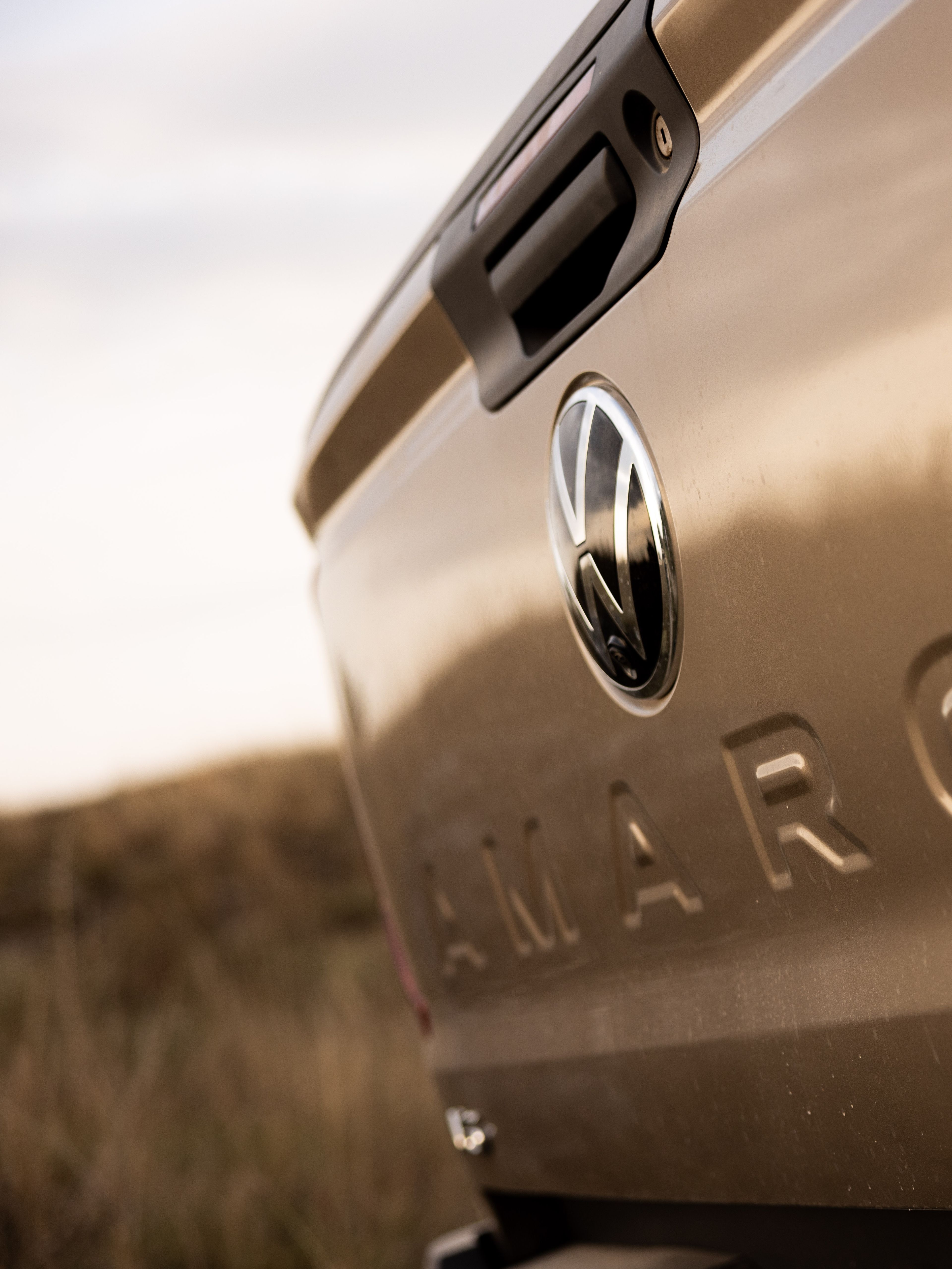Nápis VW Amarok zezadu s logem VW a 4Motion