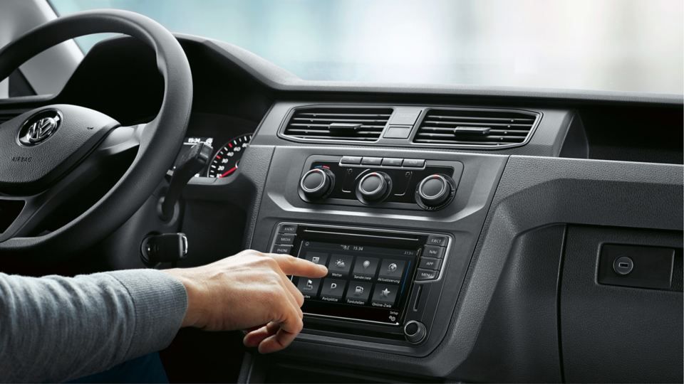 Ein Mann ist zu sehen, der im Inneren eines Autos Car-Net bedient.