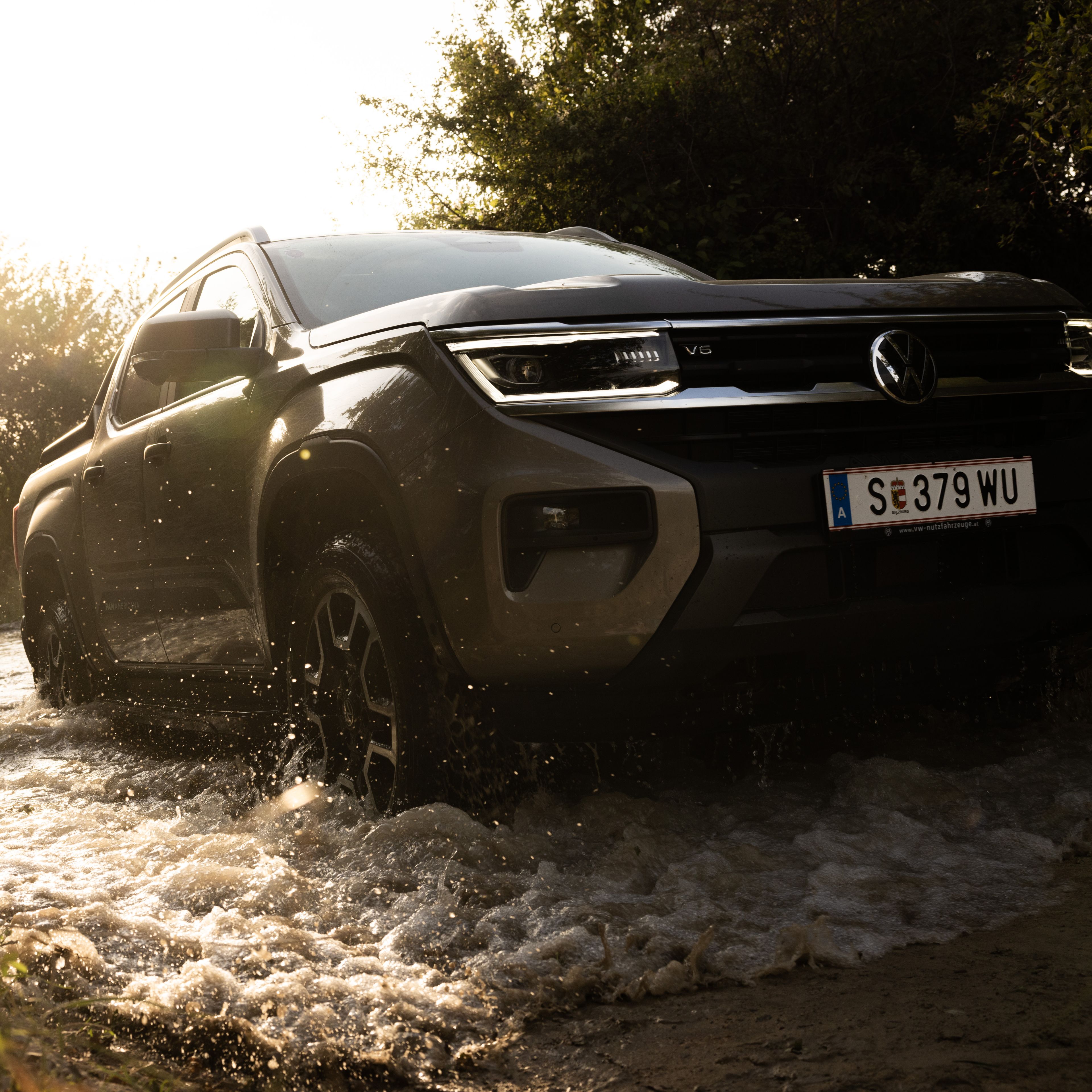 Volkswagen Amarok projíždí vodou