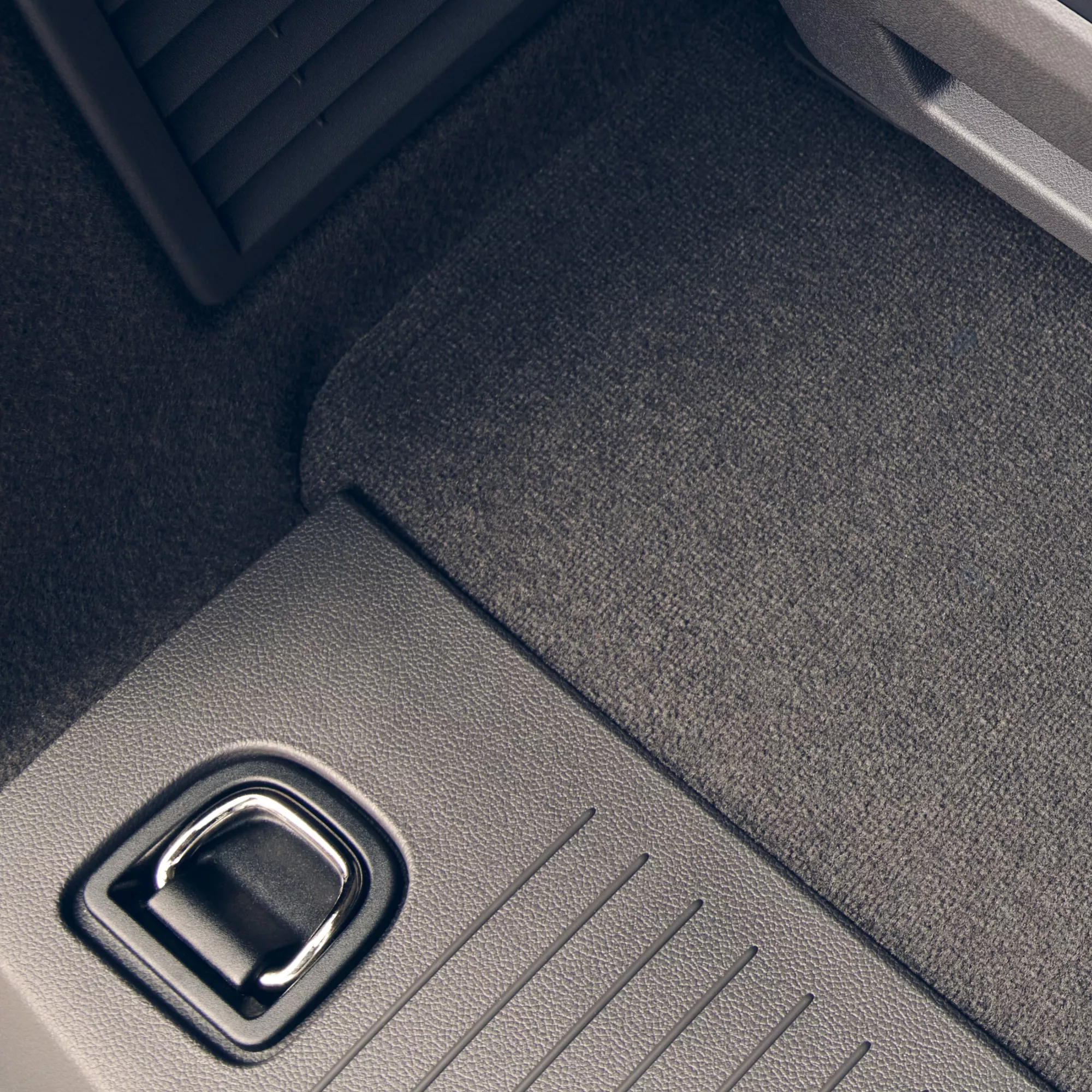 Interiér vozu Volkswagen Multivan, detail podlahy